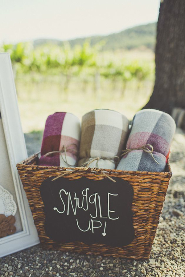 cosy-blankets-winter-wedding-favor-ideas-to-snuggle-up